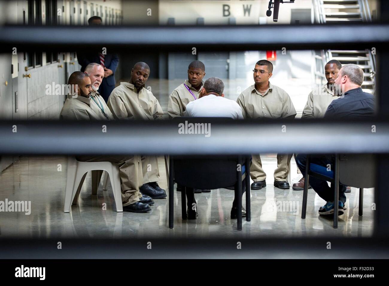 US-Präsident Barack Obama trifft sich mit einer Gruppe von Häftlingen bei El Reno Federal Correctional Institution 16. Juli 2015 in El Reno, Oklahoma. Obama Reise war der erste Besuch von Präsident sitzenden zu einem Bundesgefängnis. Stockfoto