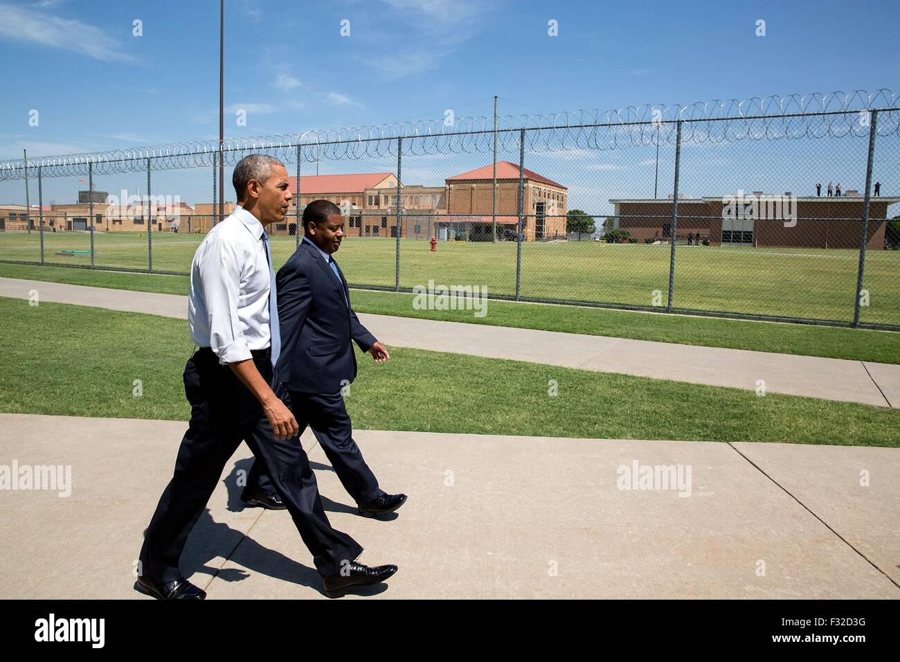 US-Präsident Barack Obama tourt Gefängnis Garten- oder El Reno Federal Correctional Institution mit Direktor Charles Samuels 16. Juli 2015 in El Reno, Oklahoma. Obama Reise war der erste Besuch von Präsident sitzenden zu einem Bundesgefängnis. Stockfoto