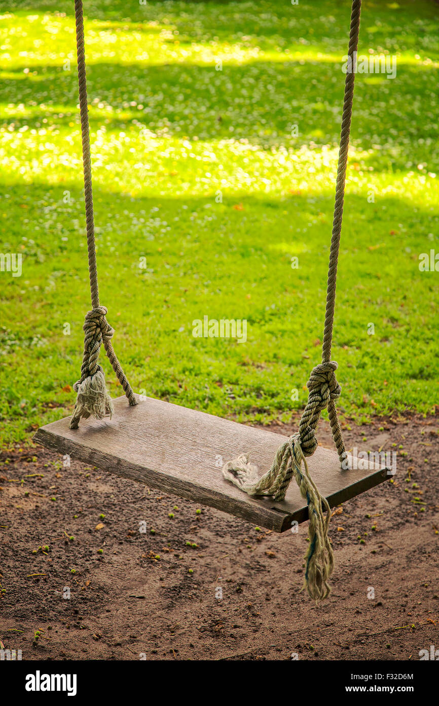 Bild Vom Garten Holzschaukel Fur Einen Stockfoto Bild 87950092