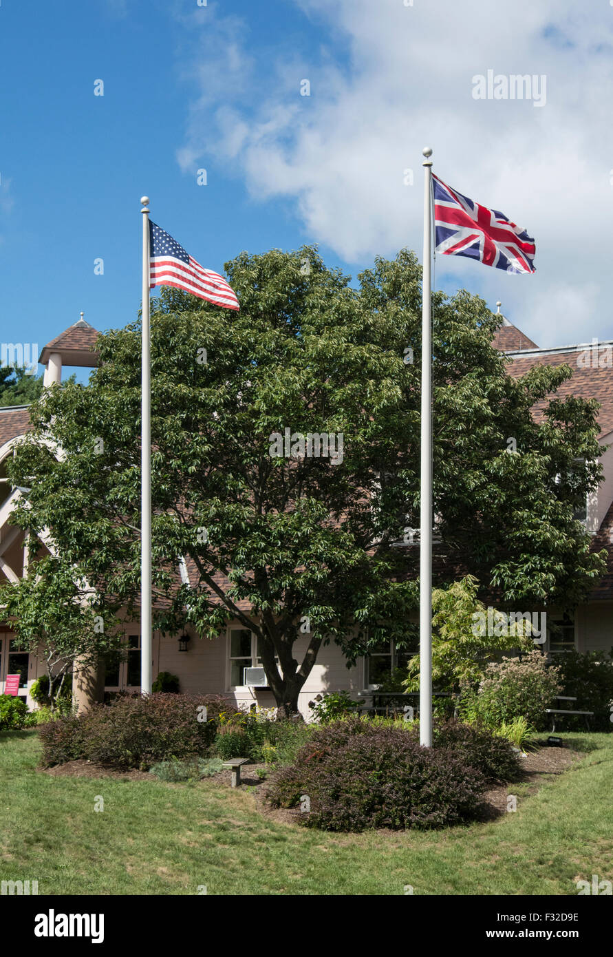 Die Flaggen der Vereinigten Staaten von Amerika und Großbritannien und Nordirland fliegen Seite an Seite bei Plimouth Plantage, Mass. Stockfoto