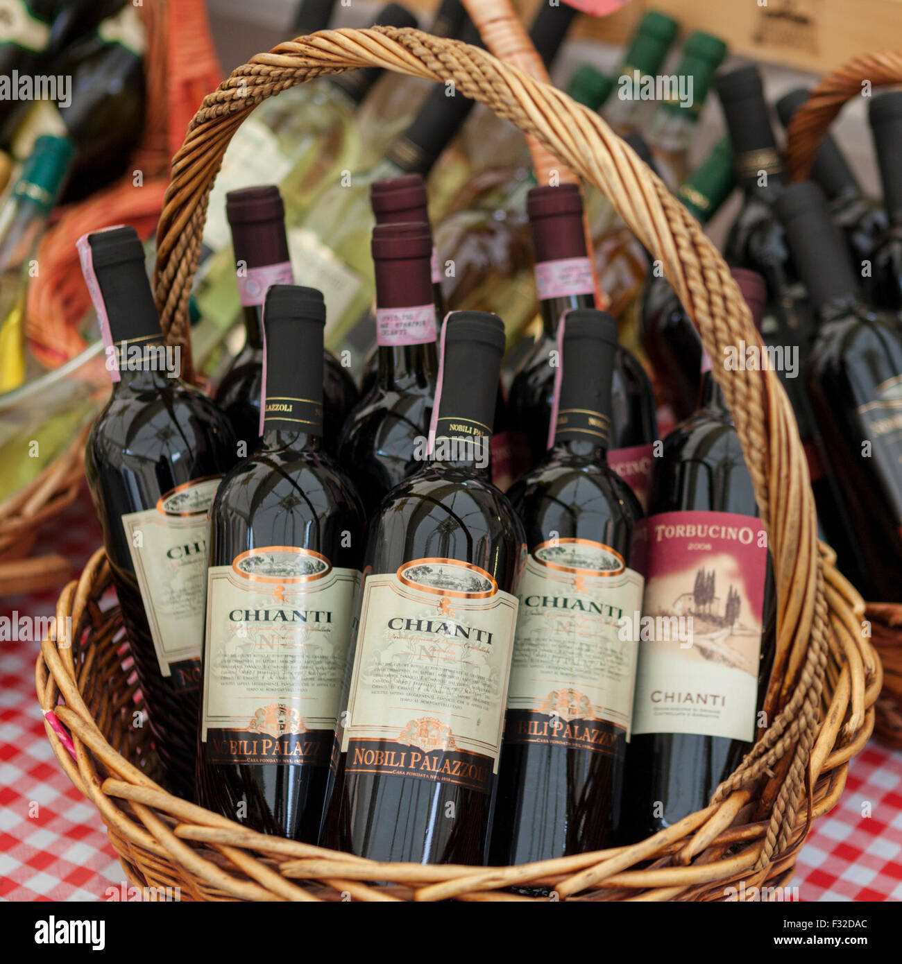 Korb mit Chianti Wein Flaschen auf einer rot karierten Tischdecke auf dem Outdoormarkt Campo de Fiori, Rom Stockfoto