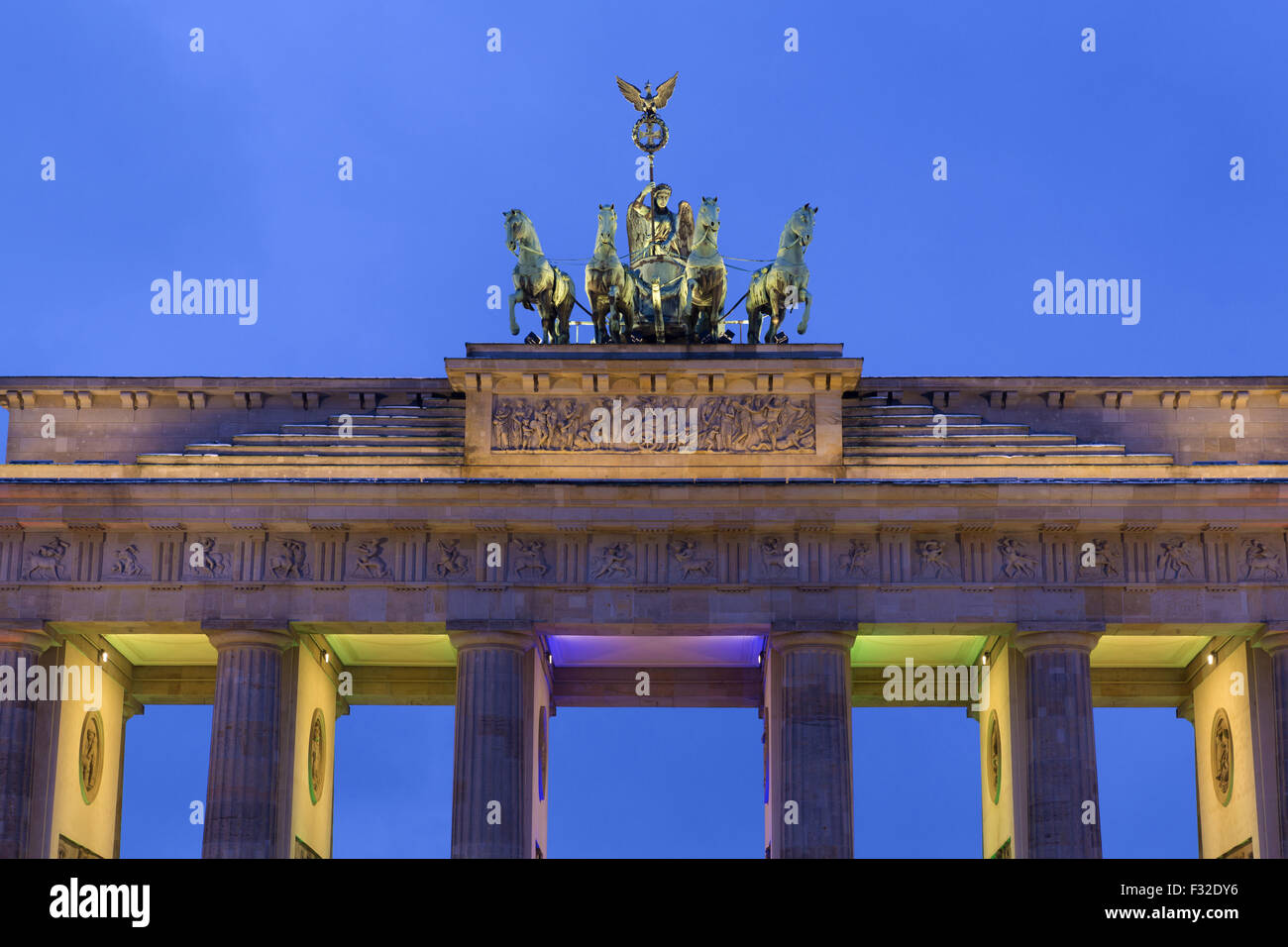 Quadriga auf neoklassische Triumphbogen aus dem 18. Jahrhundert in der Nacht, Brandenburger Tor, Berlin, Deutschland, Januar Stockfoto
