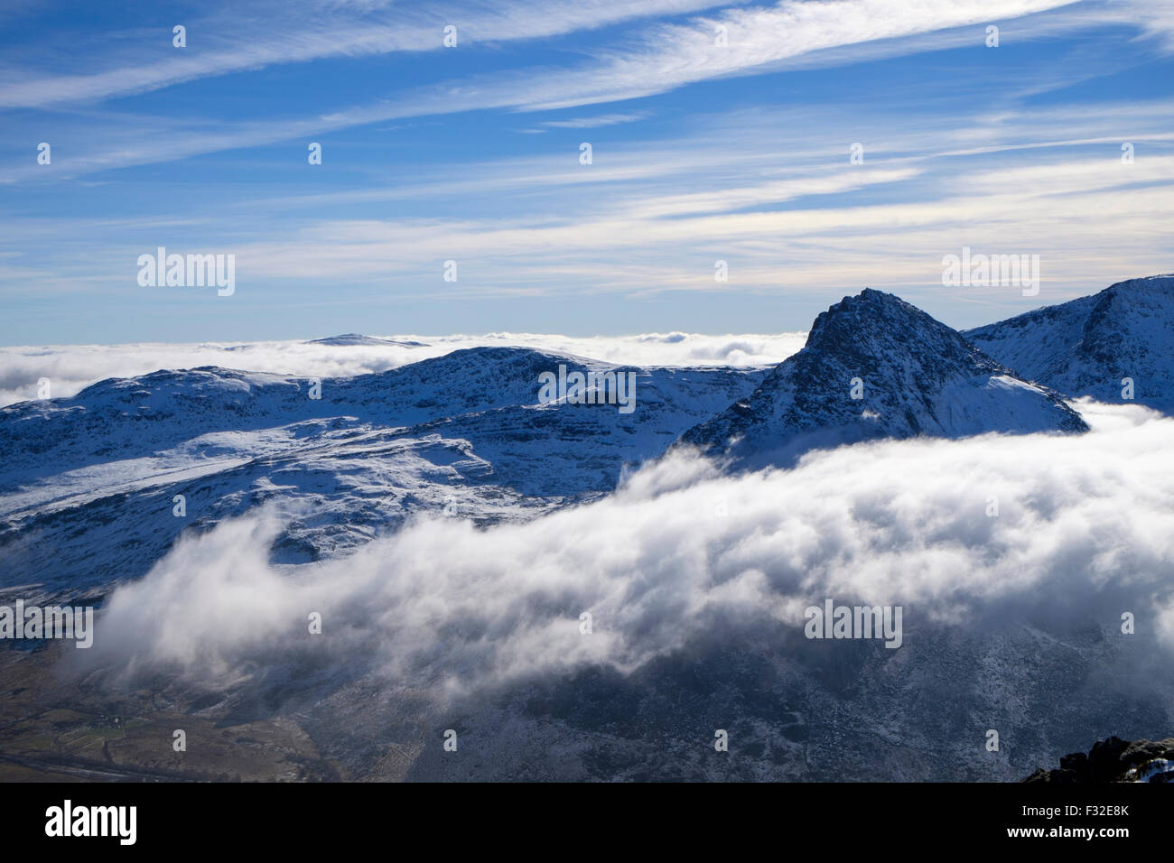 Niedrige Wolke wirbelnden um Tryfan oben Ogwen Valley während eine Temperaturinversion aus Carneddau Berge von Snowdonia (Eryri) Wales UK gesehen Stockfoto