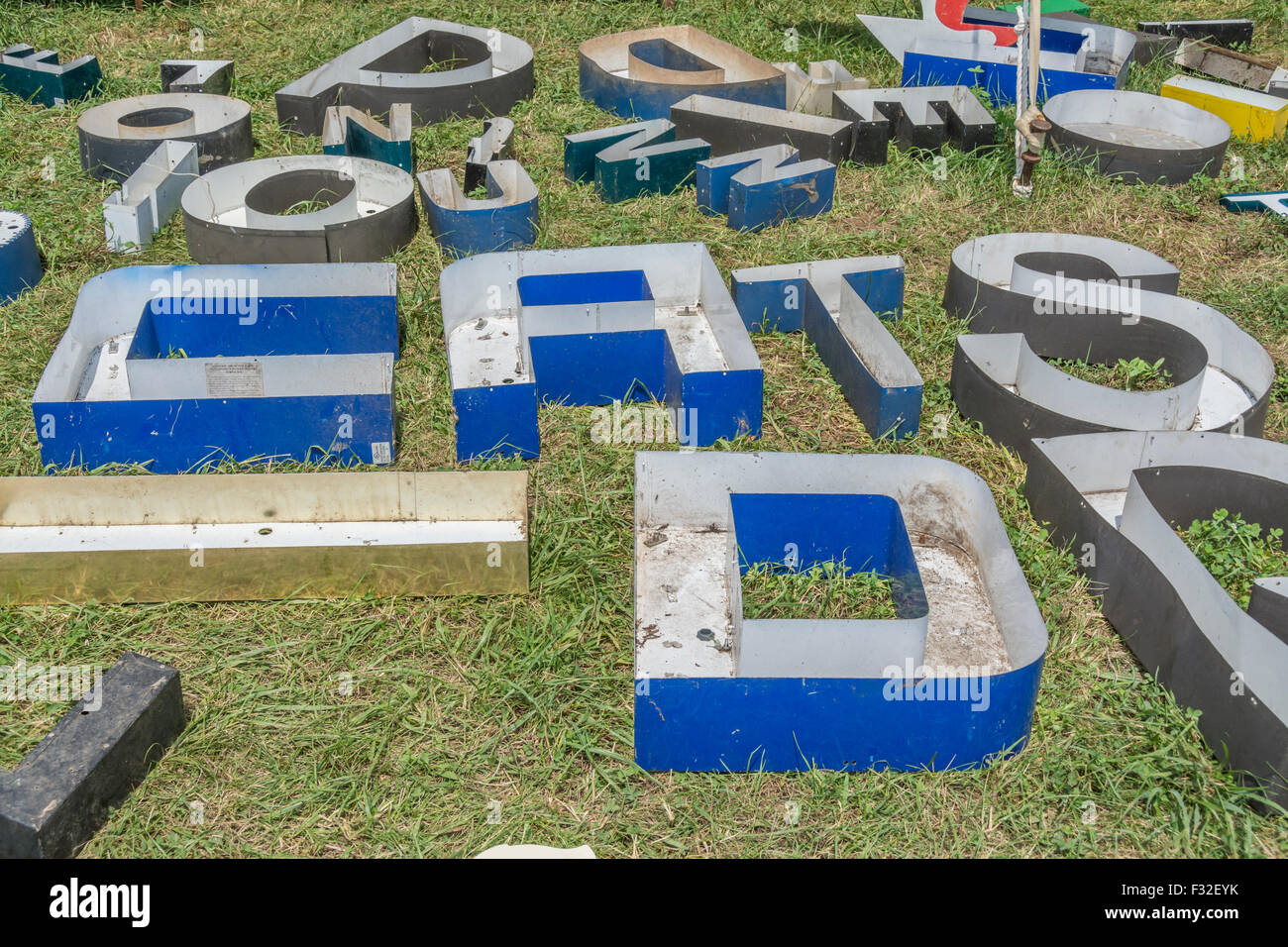 Alte große Blechschild anzeigen Buchstaben auf einem Flohmarkt Stockfoto