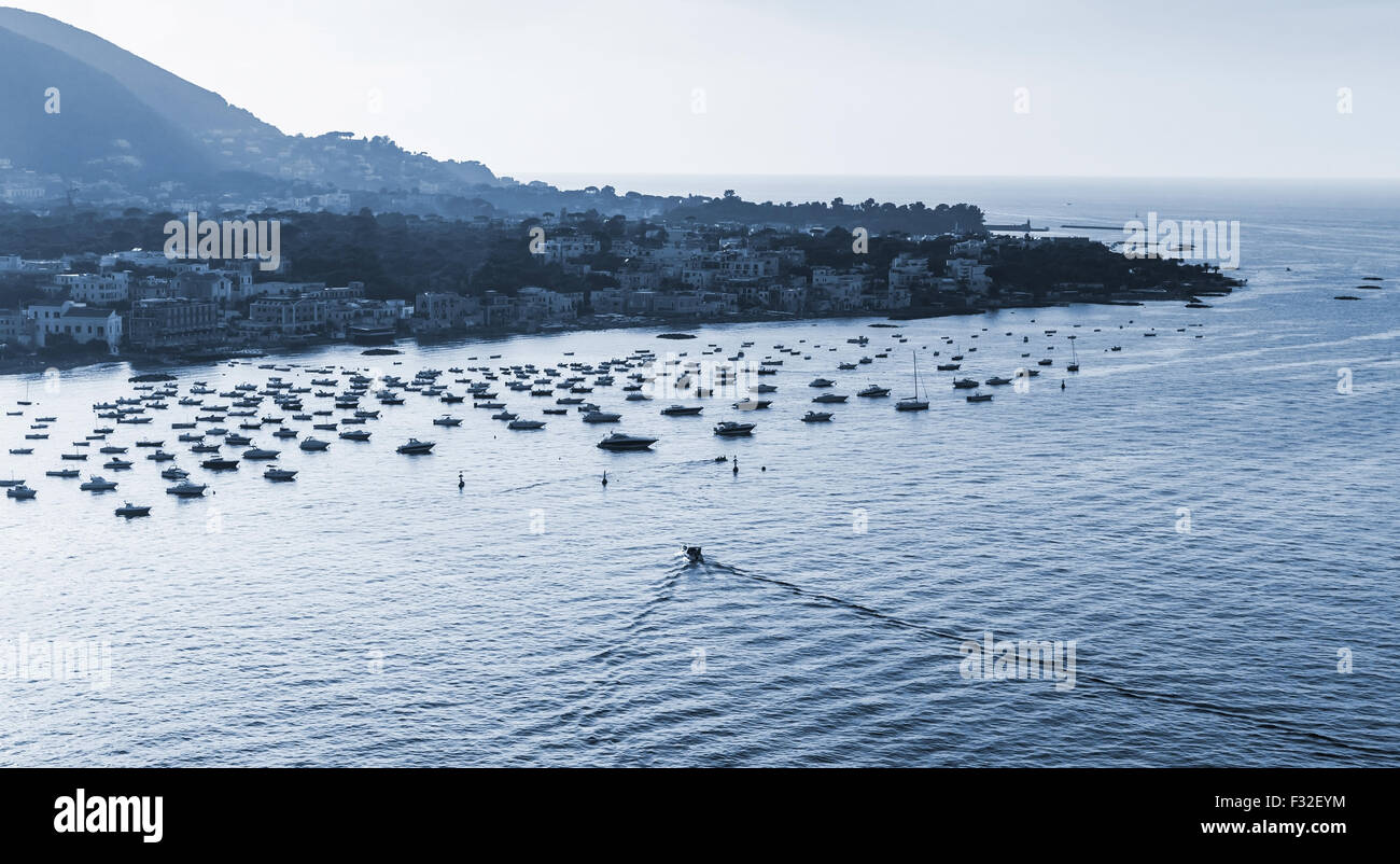 Ischia Porto. Monochrome Nachtlandschaft mit festgemachten Boote, Mittelmeer, Italien Stockfoto