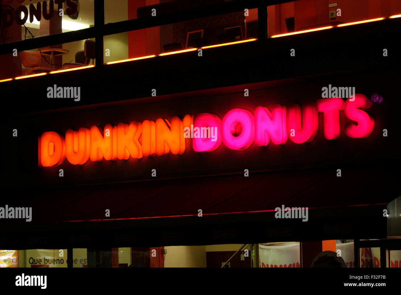 Leuchtreklame Fuer "Dunkin ' Donuts", November 2013, Berlin. Stockfoto
