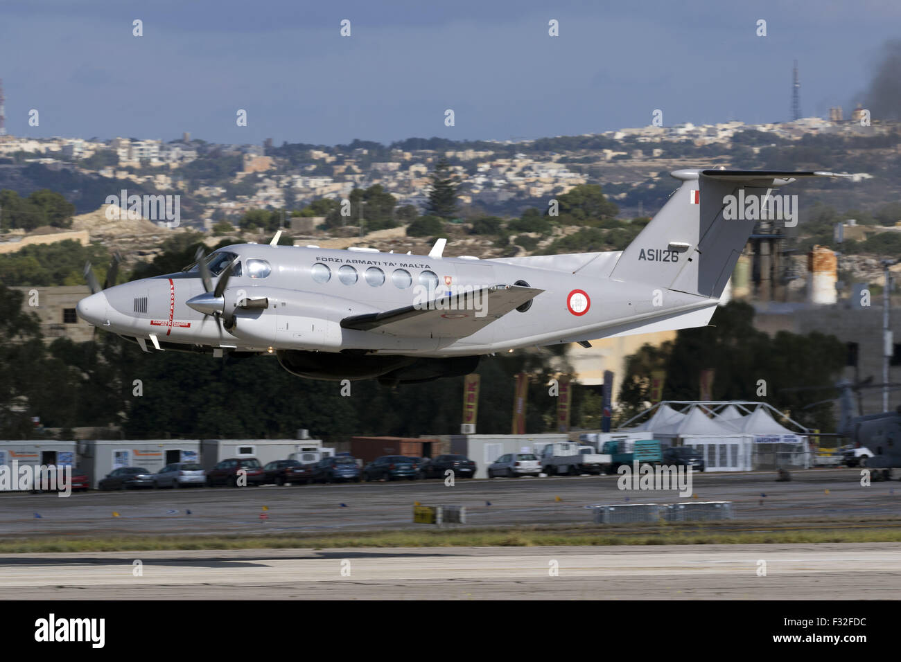 Maltesische bewaffnete Kräfte Kingair 200 Durchführung eines high-Speed low-Pass auf dem Laufsteg. Stockfoto