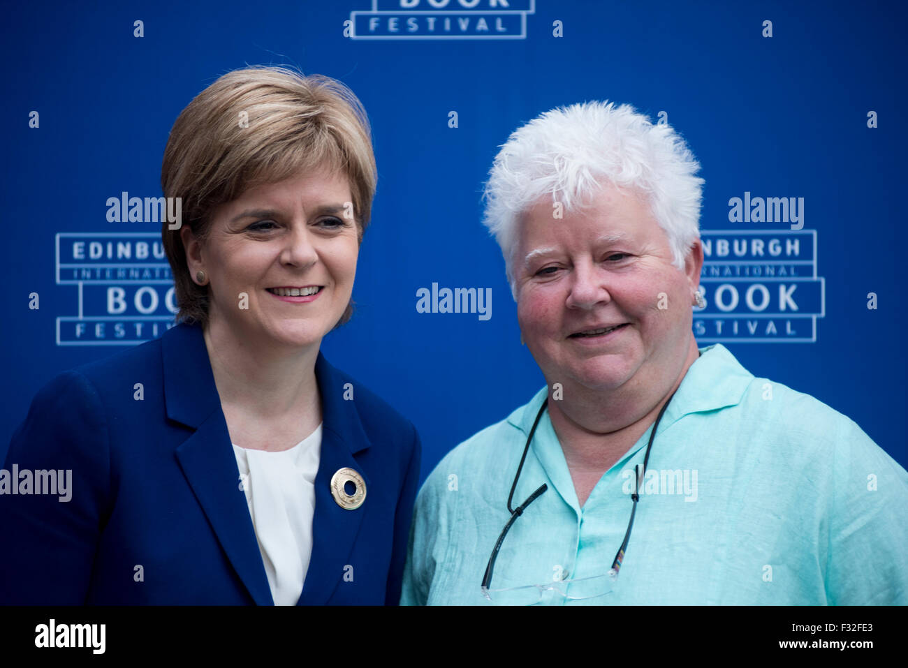 Schottische Ministerpräsident Nicola Sturgeon und schottische Krimiautorin Val McDermid. Stockfoto