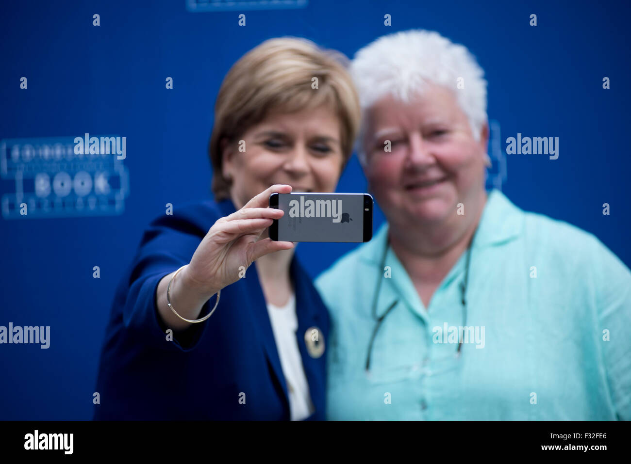 Schottische Ministerpräsident Nicola Sturgeon und schottische Krimiautorin Val McDermid. Stockfoto