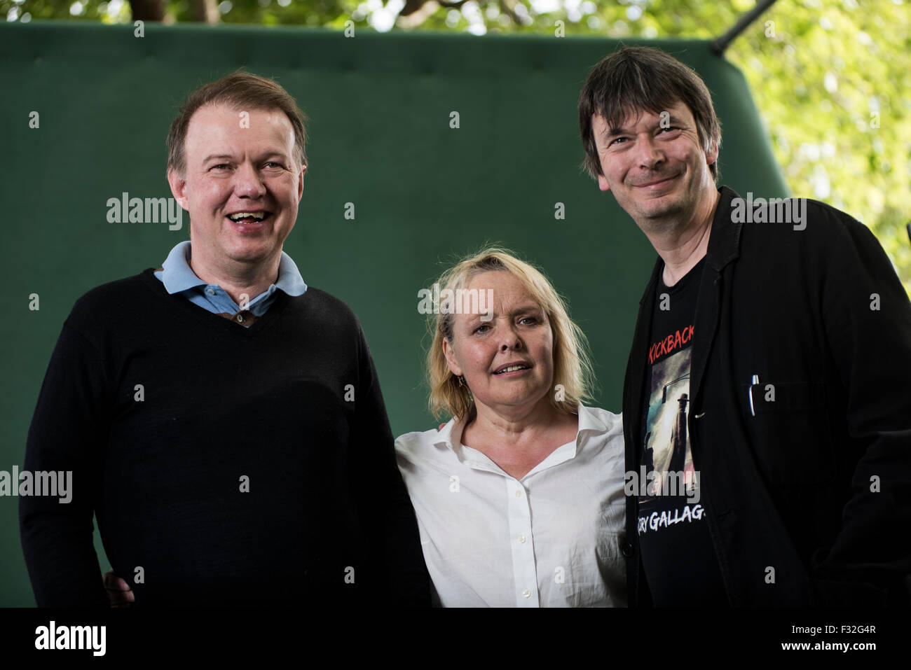 Schottischer Musiker, Produzent und Plattenlabel Besitzer Edwyn Collins(L), Grace Maxwell und schottischen Krimiautor Ian Rankin(R). Stockfoto
