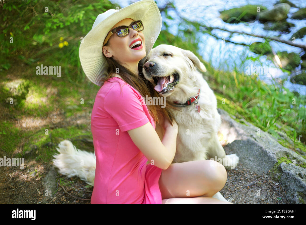 Attraktive Frau mit freundlicher Hund spielen Stockfoto