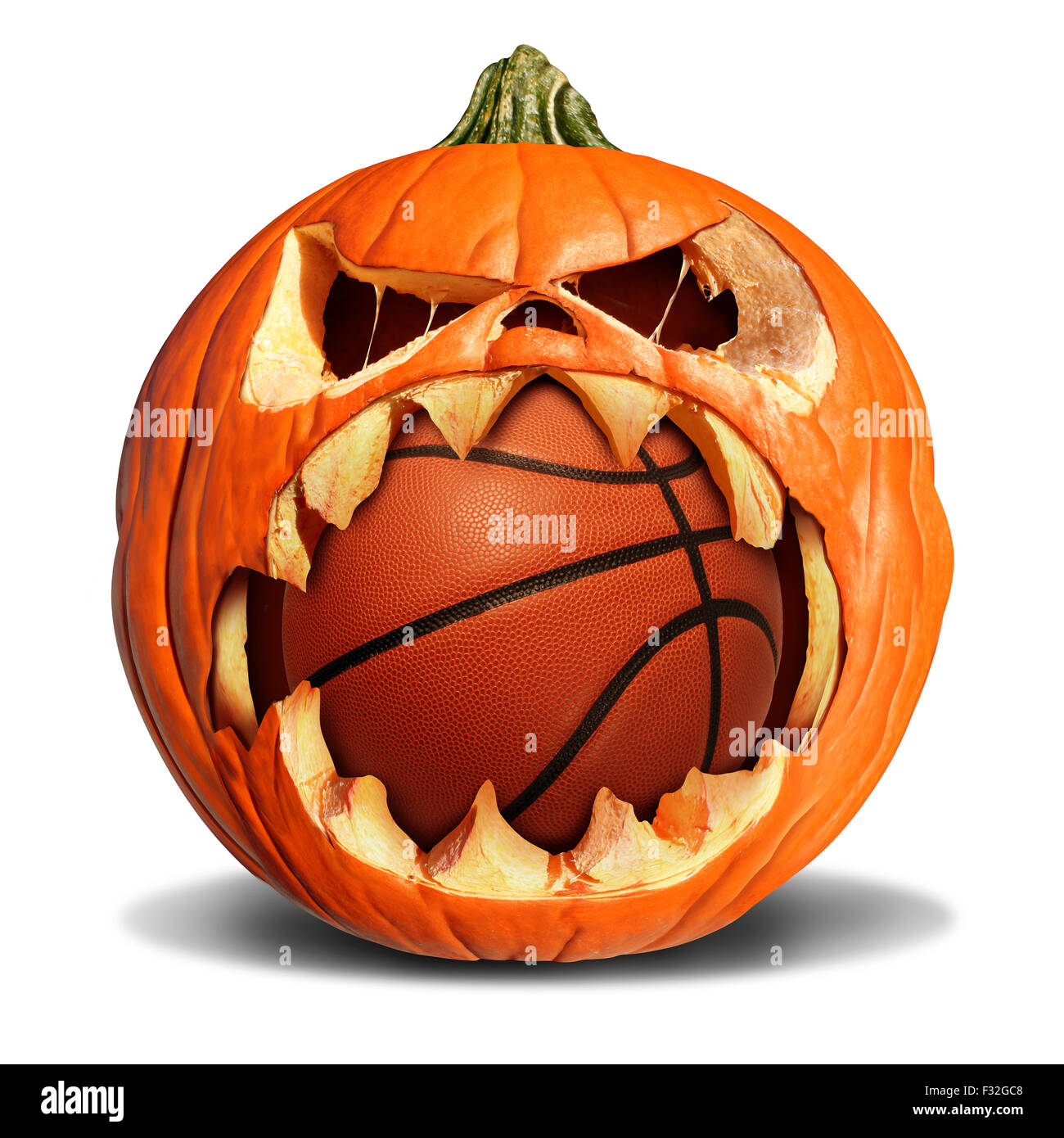 Basketball-Herbst Konzept wie ein Kürbis Jack-o-Laterne, Biss in einen Leder-Softball als Symbol für Halloween Sport und Sportveranstaltungen auf einem weißen Hintergrund fallen. Stockfoto