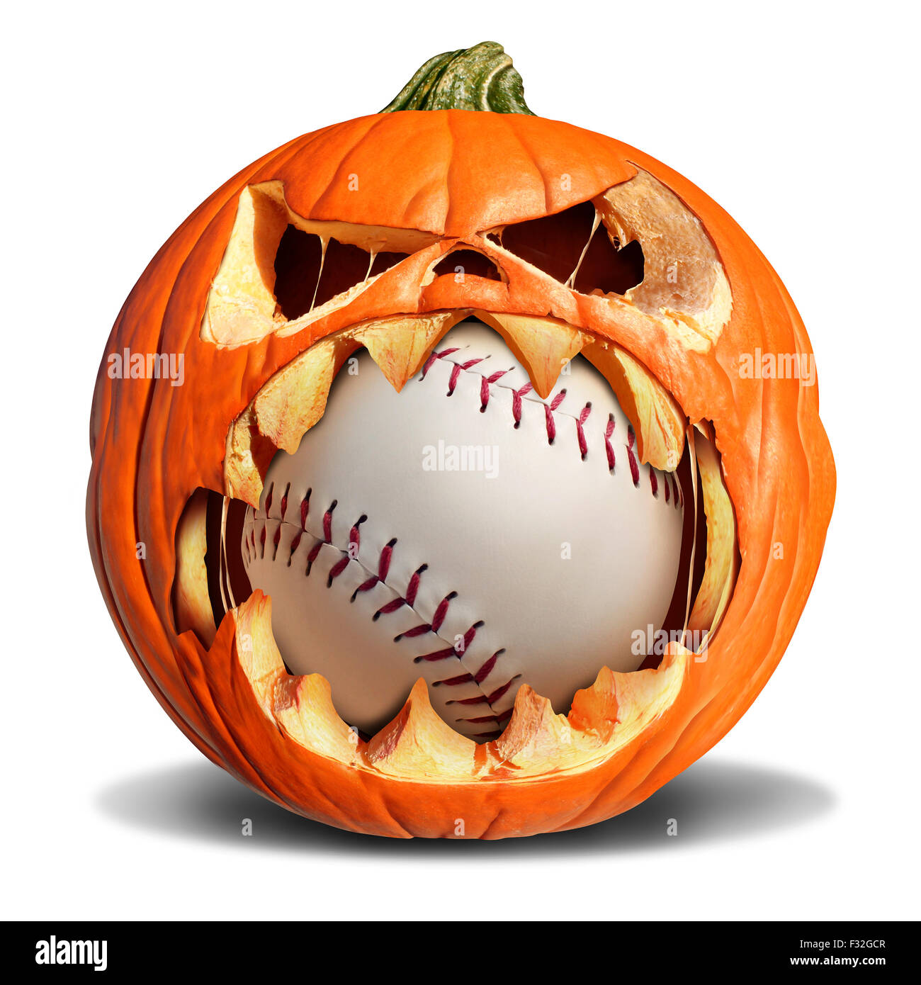 Herbst Baseball-Konzept als ein Kürbis Jack-o-Laterne, Biss in einen Leder-Softball als Symbol für Halloween Sport und Sportveranstaltungen auf einem weißen Hintergrund fallen. Stockfoto