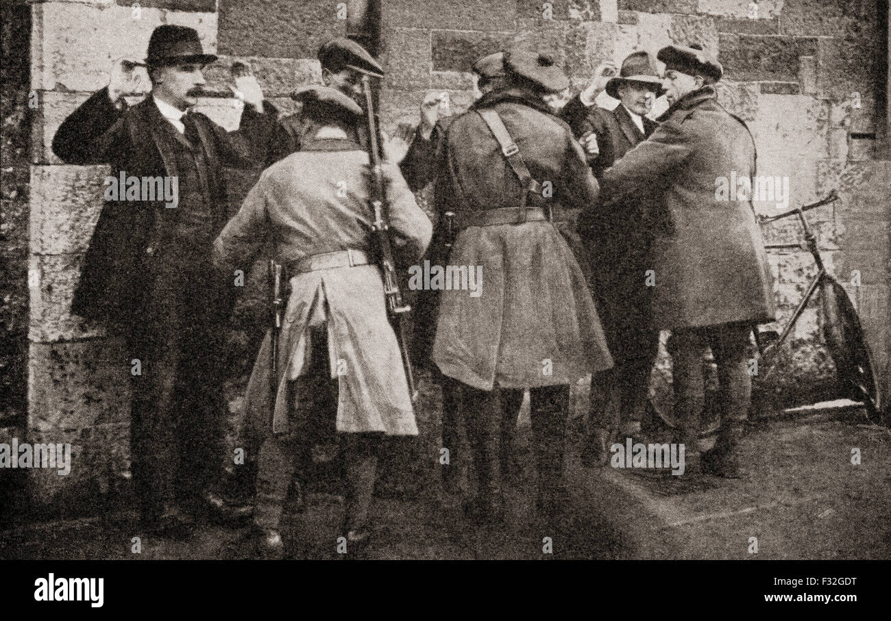 Verdächtigen durchsuchten während Irischer Krieg von Unabhängigkeit aka Anglo-Irischer Krieg 1920 in Dublin, Irland. Stockfoto