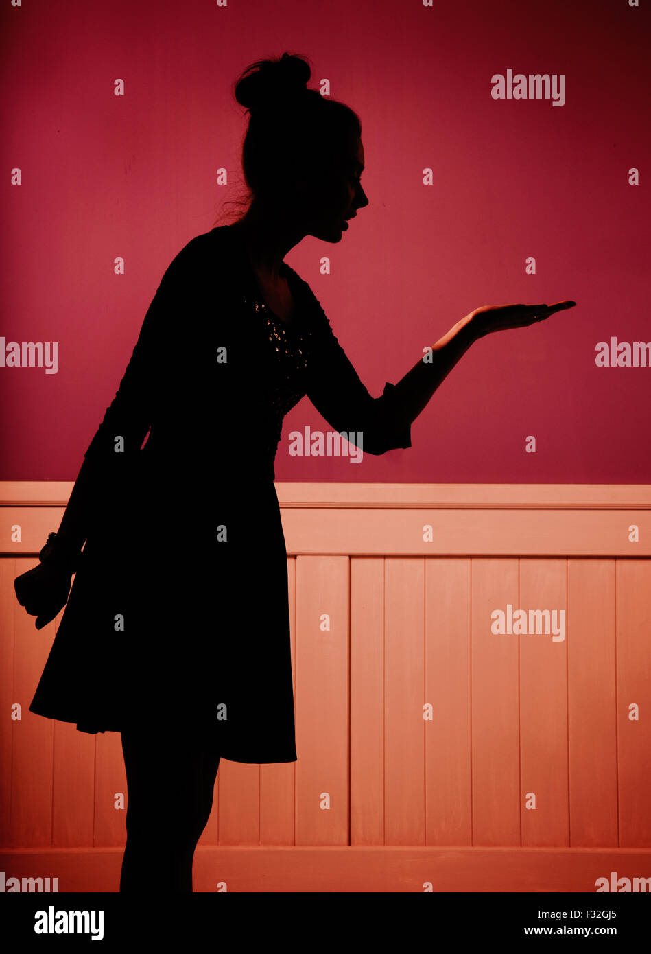 Attraktives Mädchen im dunklen Raum Stockfoto