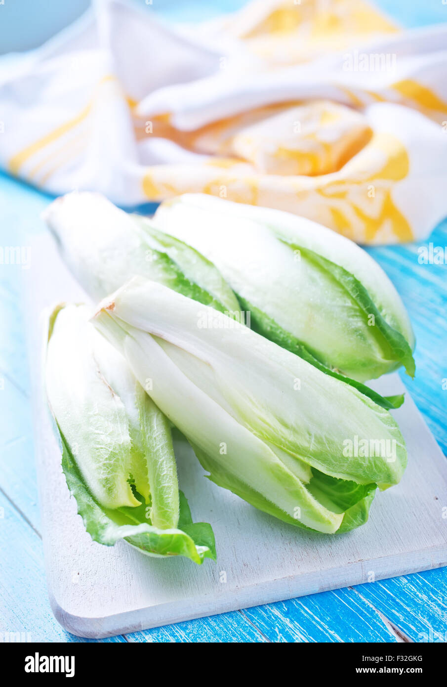 Chicorée an Bord und auf einem Tisch Stockfoto