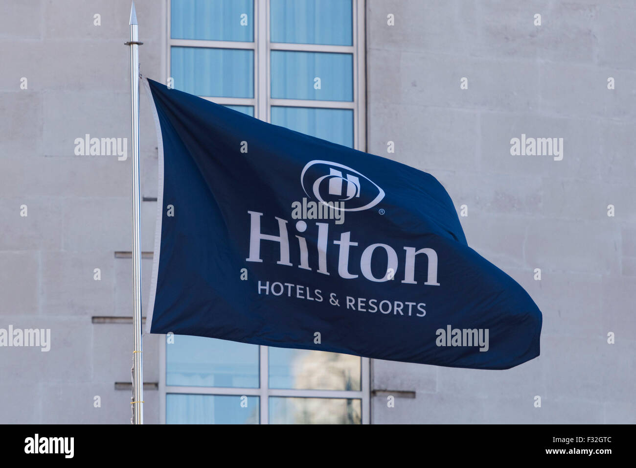 Hilton-Flagge vor einem Hilton-Hotel. Stockfoto