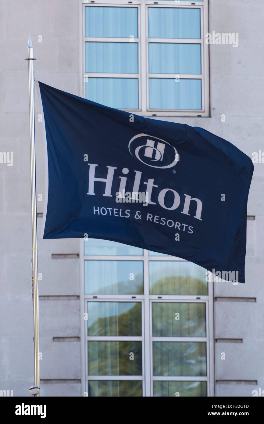 Hilton-Flagge vor einem Hilton-Hotel. Stockfoto