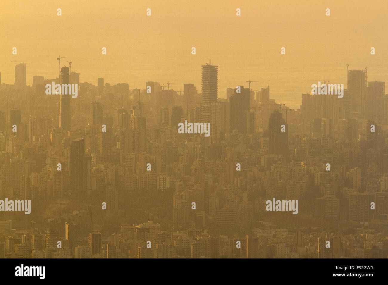 Beirut, Libanon. 28. September 2015. Wetter: Die Sonne geht über libanesischen Hauptstadt Beirut Credit: Amer Ghazzal/Alamy Live-Nachrichten Stockfoto