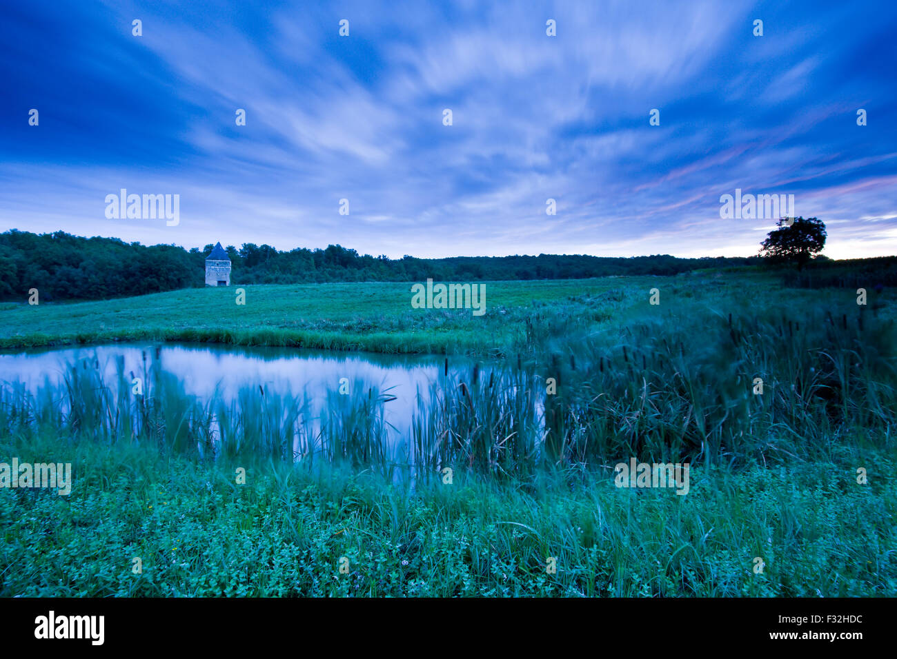 Ein altes steinernes Gebäude in einem Feld im Morgengrauen Stockfoto