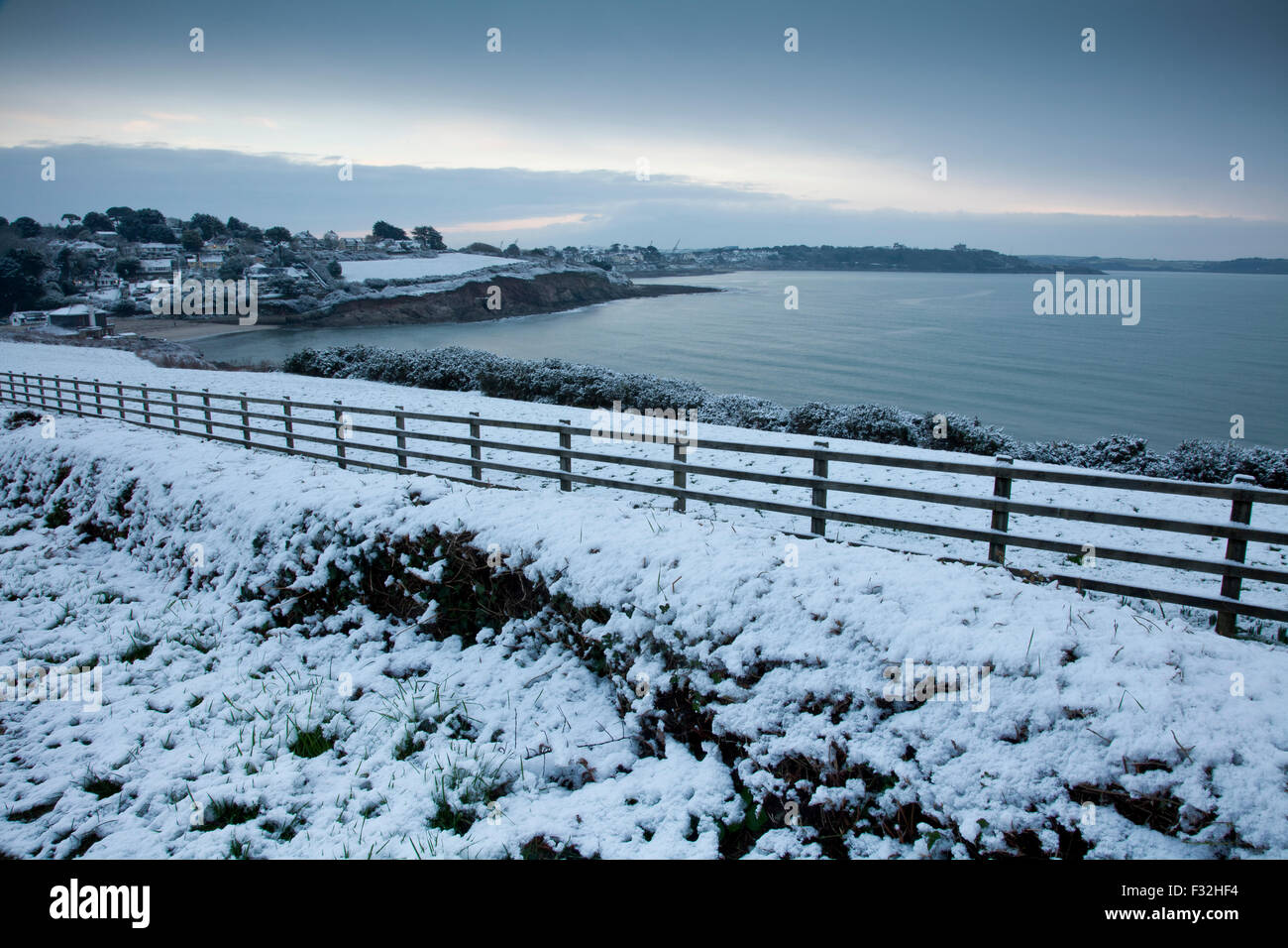 Blick von Falmouth Küstenpfad im Schnee. Stockfoto