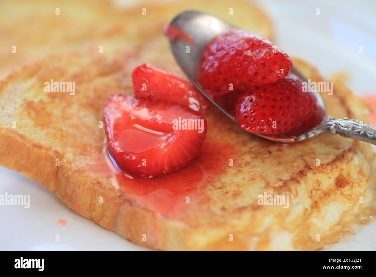 Eingelegten Erdbeeren auf Französisch Toast closeup Stockfoto