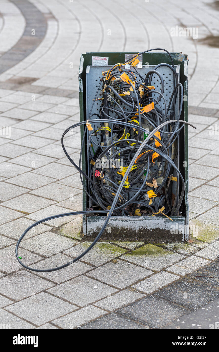 Eine beschädigte Telefondose in einer Straße in Großbritannien Stockfoto