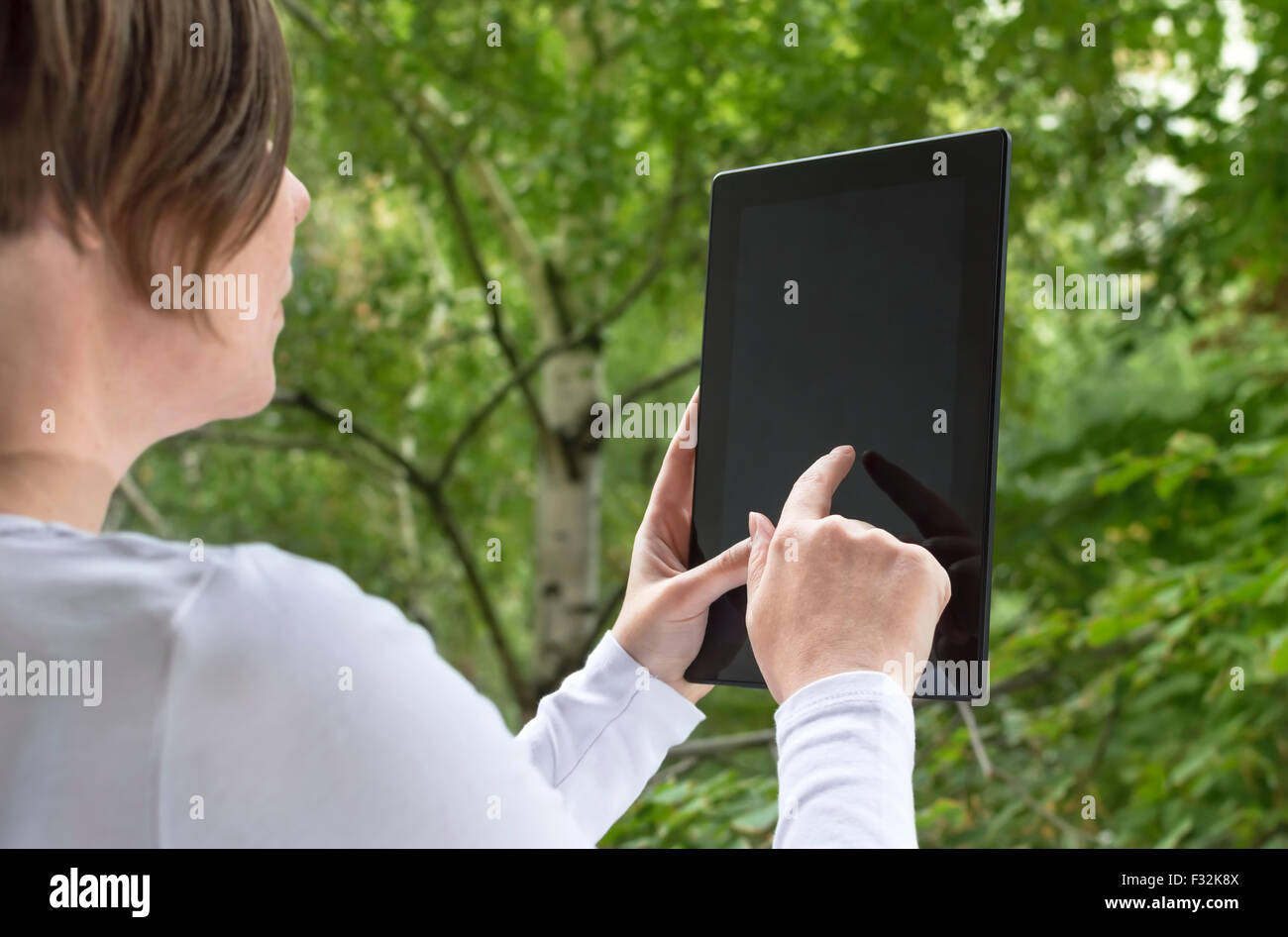 Frau mit digitalen Tablet-Computer, die das Surfen im Internet auf der Suche nach inspiration Stockfoto