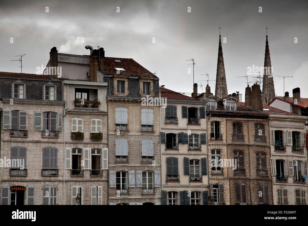 Stadthäuser am Ufer der Nive in Bayonne, Baskenland, Frankreich Stockfoto
