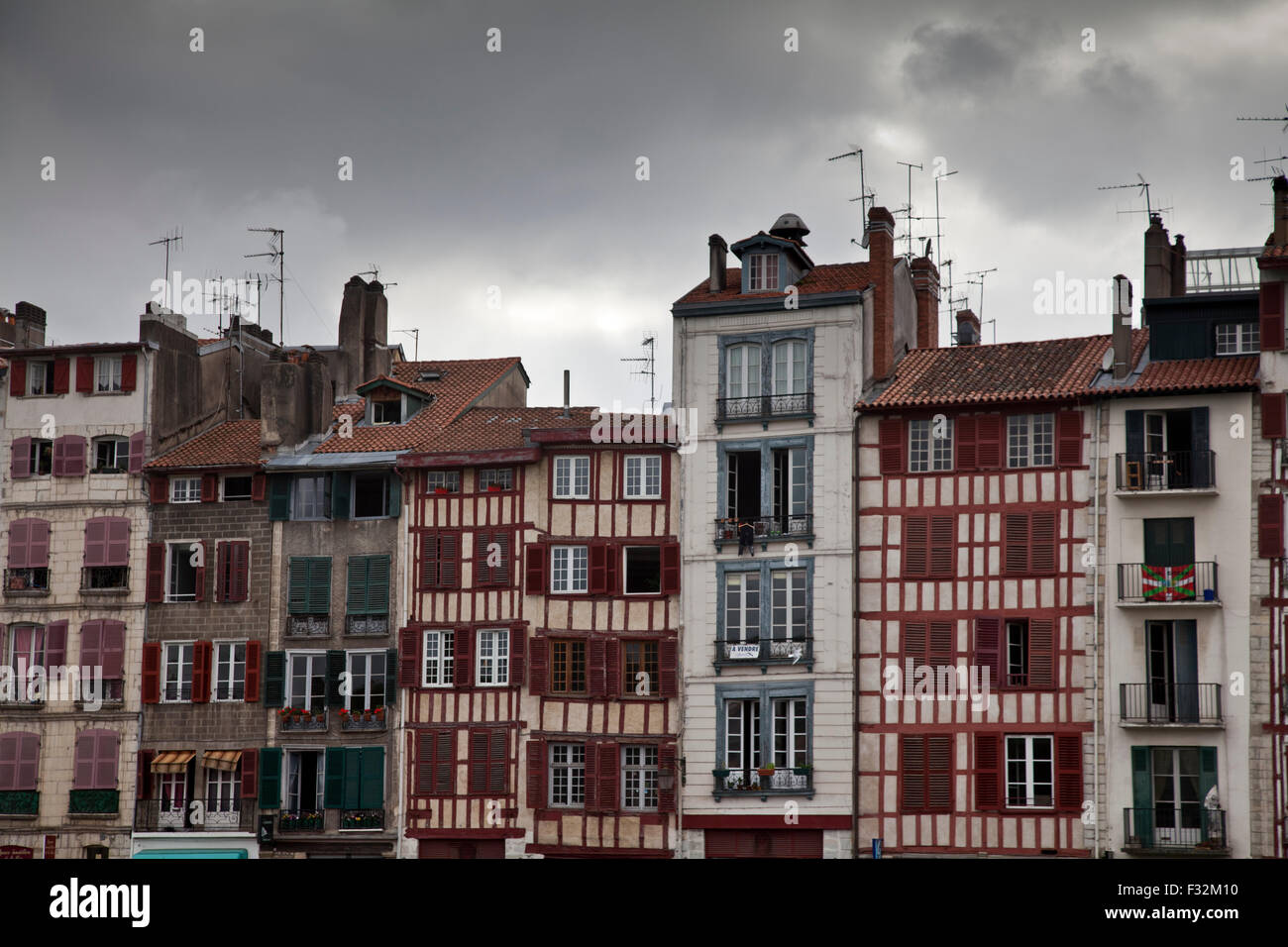 Stadthäuser am Ufer der Nive in Bayonne, Baskenland, Frankreich Stockfoto