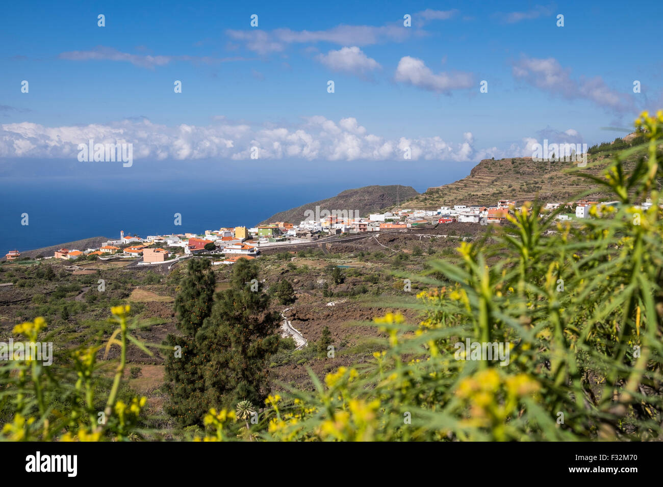 Blick auf das Meer und La Gomera von oben Arguayo, eines Teneriffas viele kleine Bergdörfer, in der Gemeinde von Santiago Stockfoto