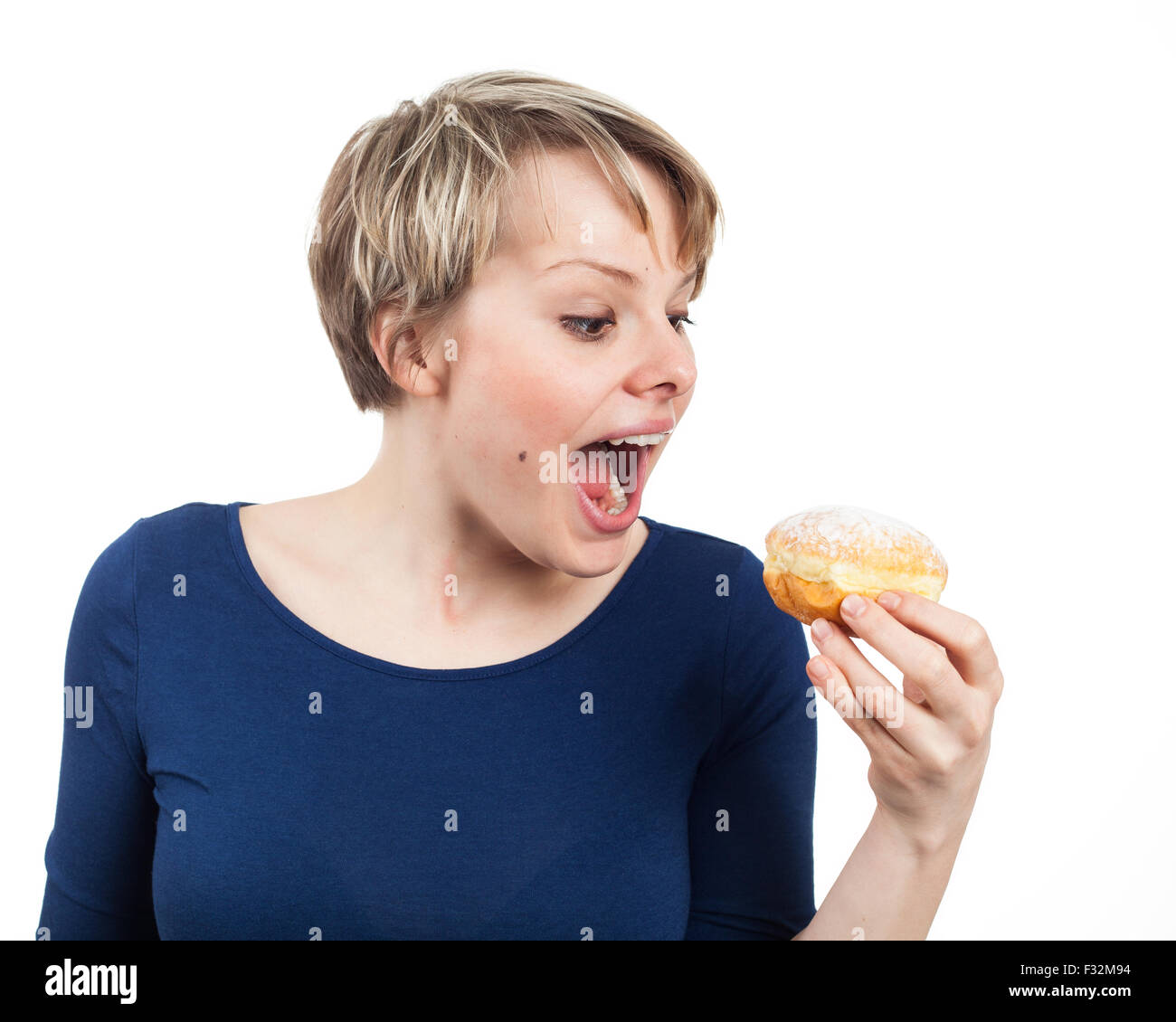 Junge Frau bereit, einen Donut, isoliert auf weiss Essen Stockfoto