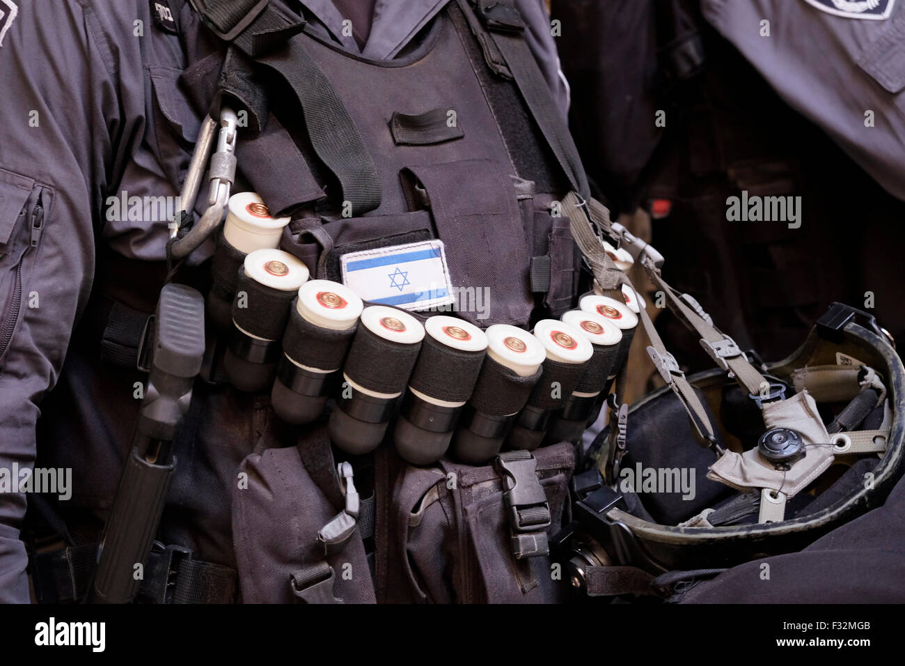 Jerusalem, Israel. 28. September 2015. Israelische Polizei bewaffnet mit Spezialschwamm gekippt Kugeln für Riot Control bei einer Gasse führt zu der El-Aksa-Moschee im muslimischen Viertel Ost-Jerusalem Israel am 28. September 2015 verwendet.  Israel hat muslimische Männer unter dem Alter von 50 von Anbetung auf dem Tempelberg Gelände verboten aber argumentiert, dass es geht um die Aufrechterhaltung der Ordnung. Bildnachweis: Eddie Gerald/Alamy Live-Nachrichten Stockfoto