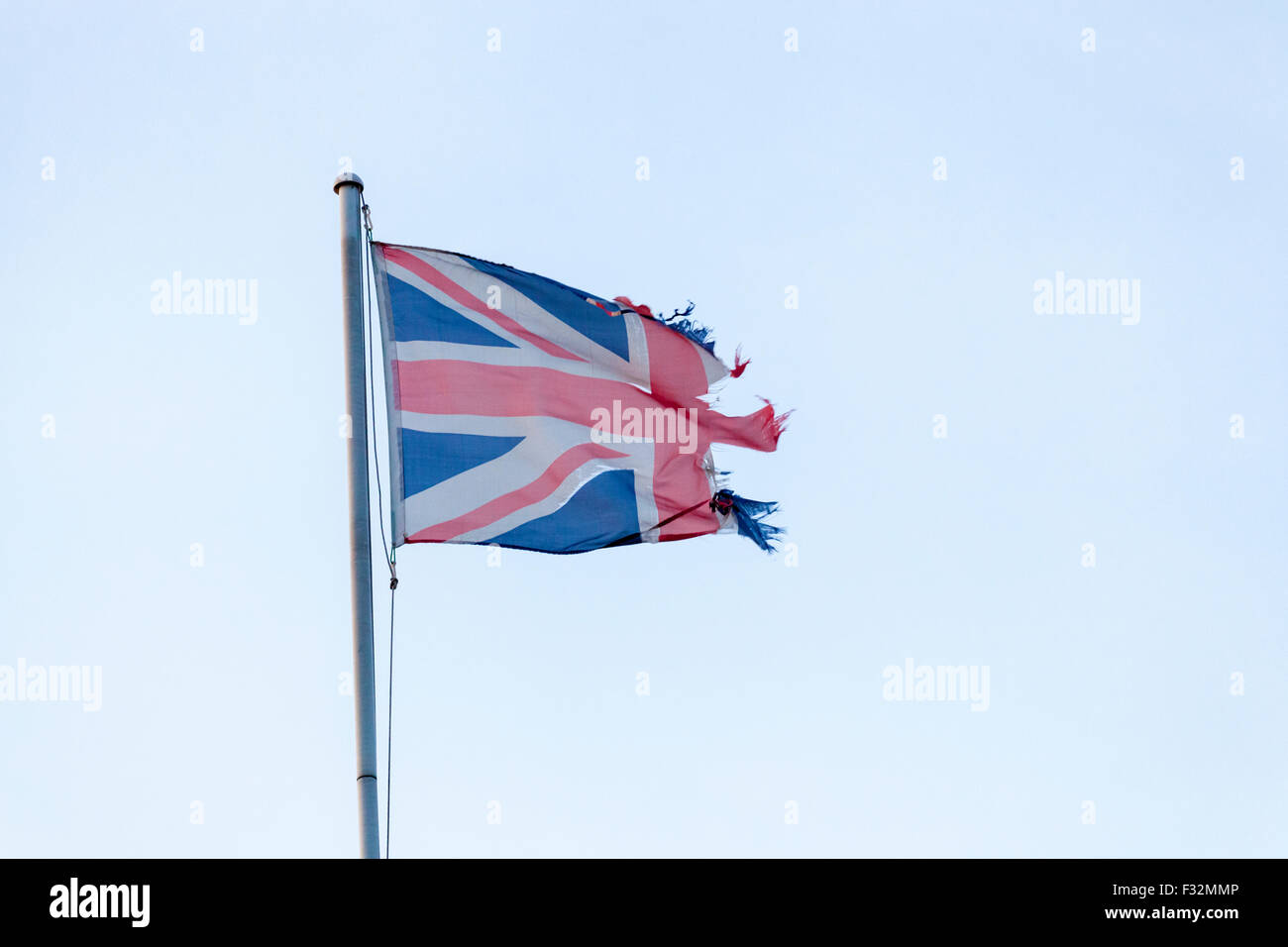 Rip-britische Flagge. Tattered und zerrissen Union Jack, die auf eine Unabhängigkeit oder Brexit Konzept Stockfoto