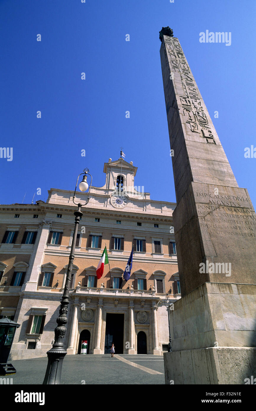 Italien, Rom, Piazza di Montecitorio, ägyptischer Obelisk und Abgeordnetenkammer Stockfoto