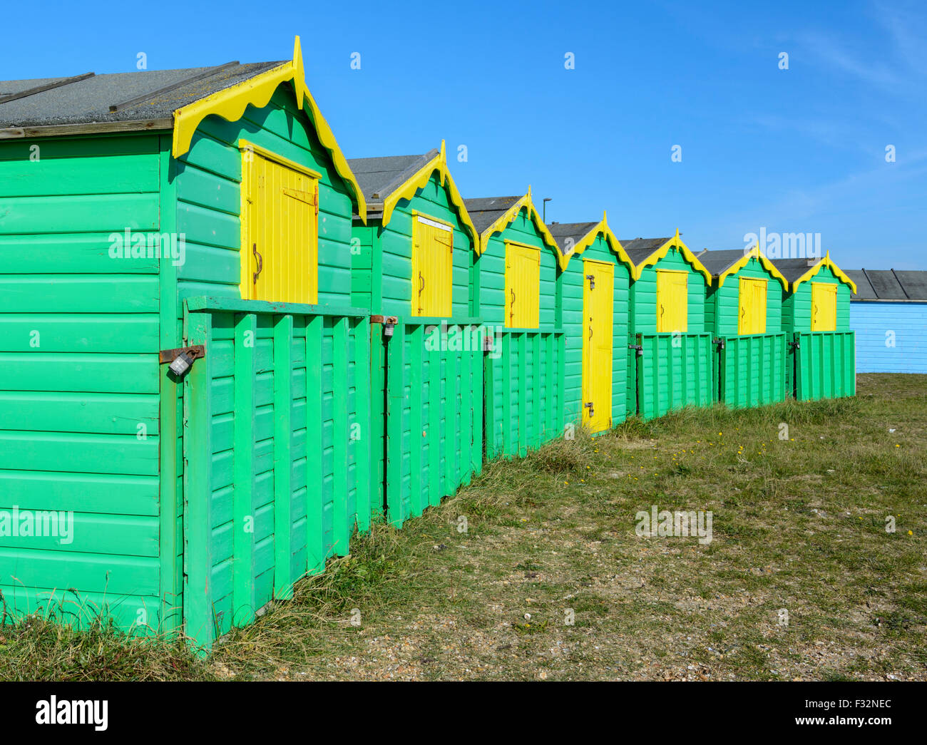 Badehäuschen UK. Strandhütten an einem sonnigen Tag mit blauem Himmel in Littlehampton, West Sussex, England, UK. Stockfoto