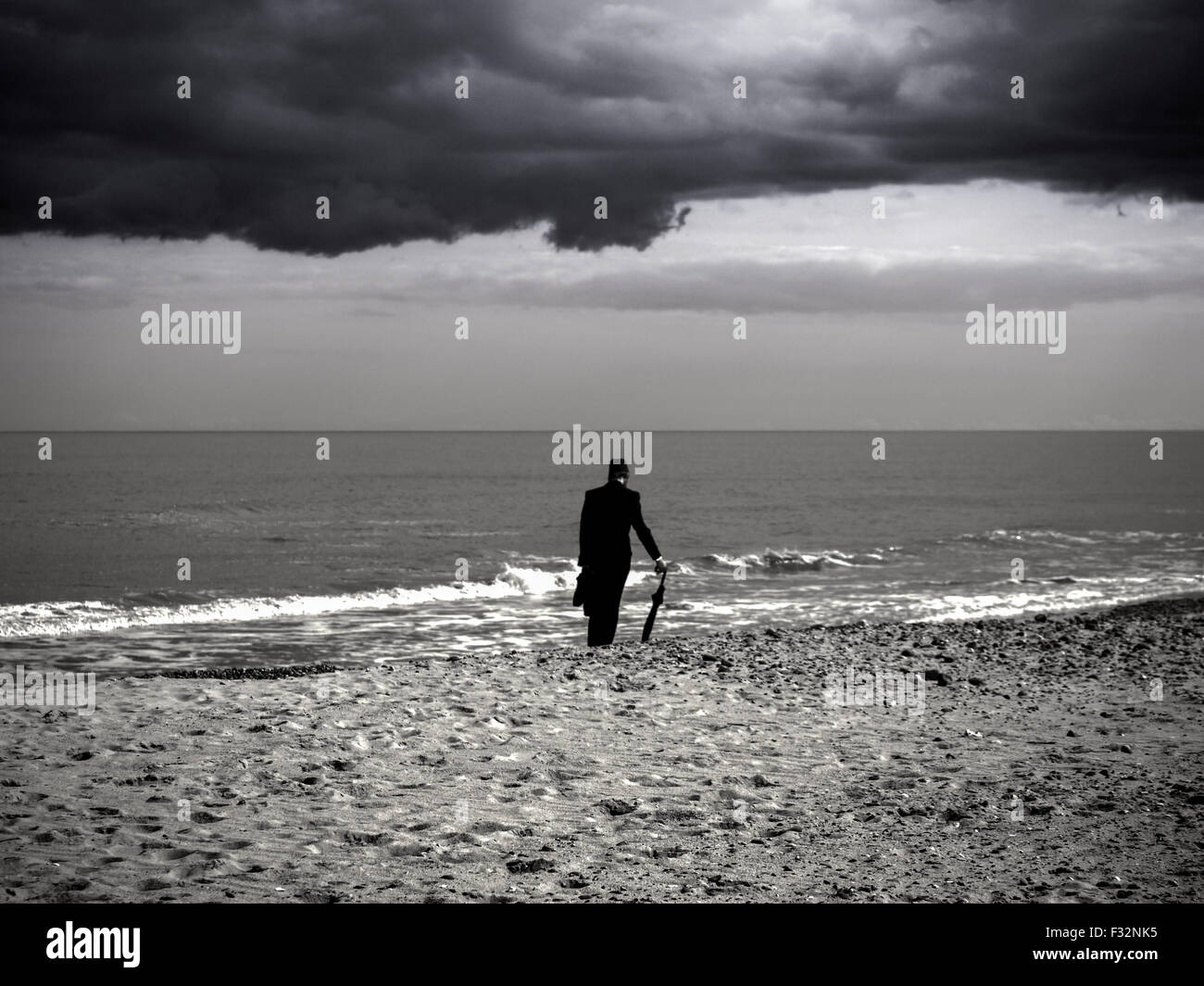 Mann, Blick auf das Meer in suffolk Stockfoto