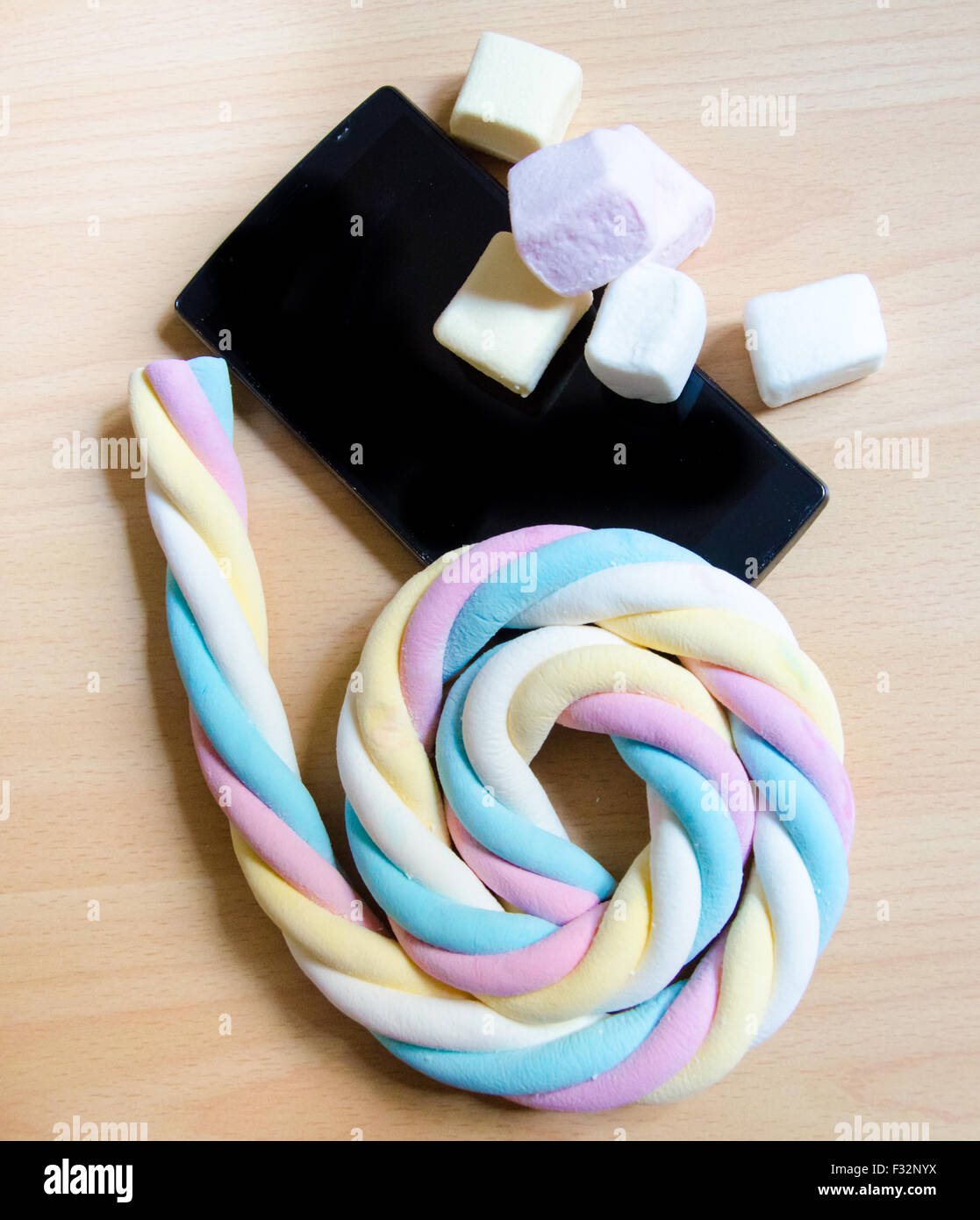 Handy mit farbigen Marshmallows Bonbons Stockfoto