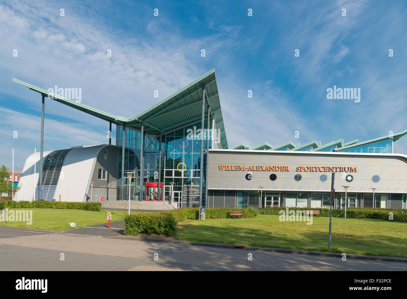 GRONINGEN, Niederlande - 22. August 2015: Willem-Alexander Sport Center außen von der Universität Groningen. Stockfoto