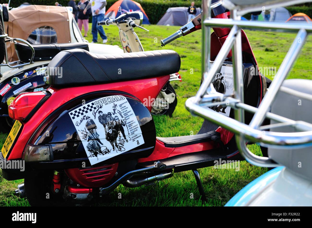 Rote Vespa Stockfoto