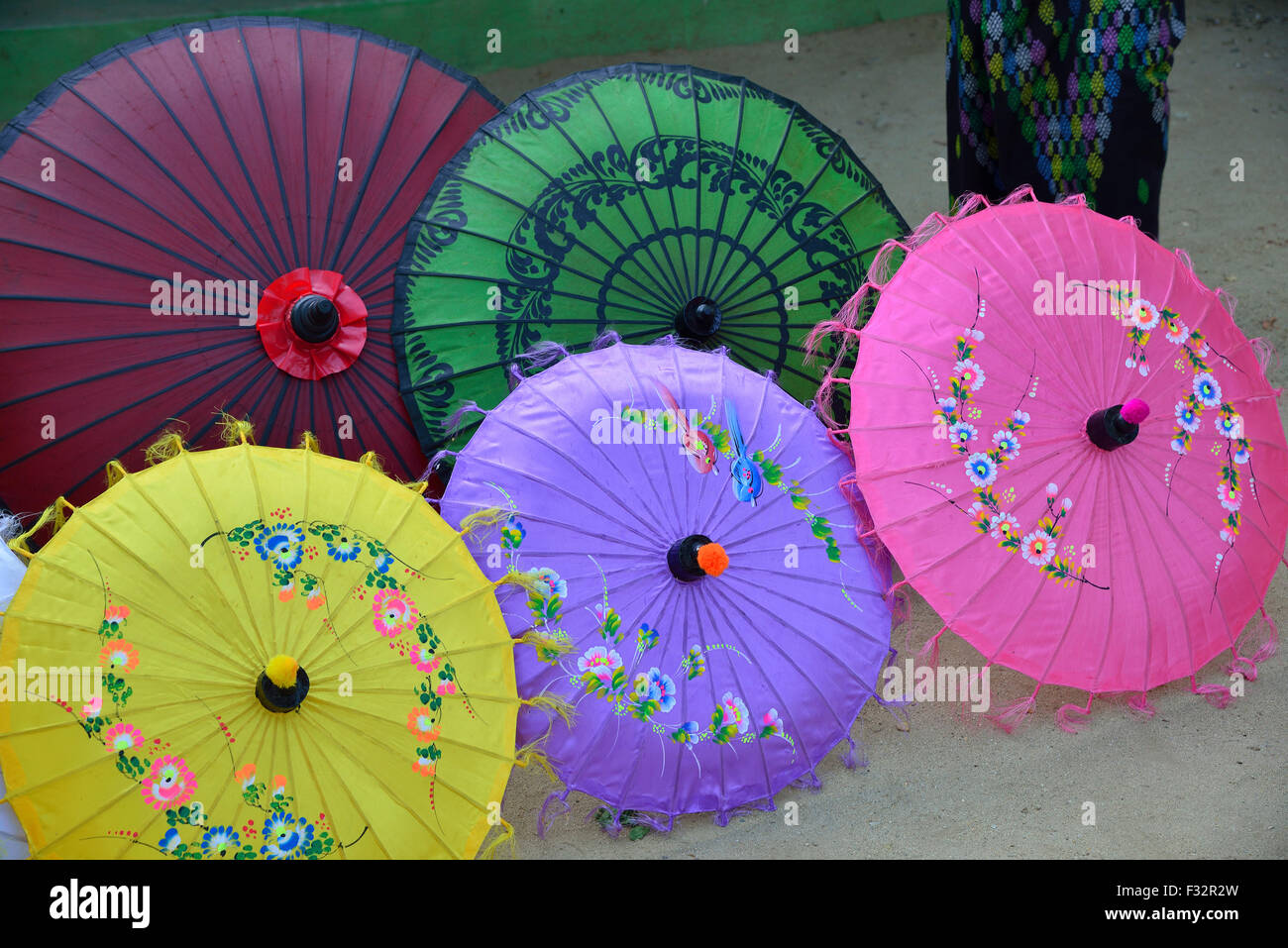 Sonnenschirme für den Verkauf im Souvenir-Shop in Mingun, Myanmar (Burma, Birma) Asien Stockfoto
