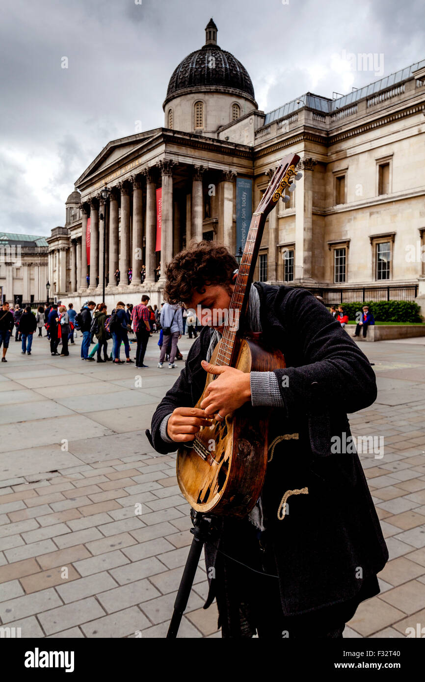 Ein Straßenmusiker spielt Außerhalb der National Gallery, Trafalgar Square, London, UK Stockfoto