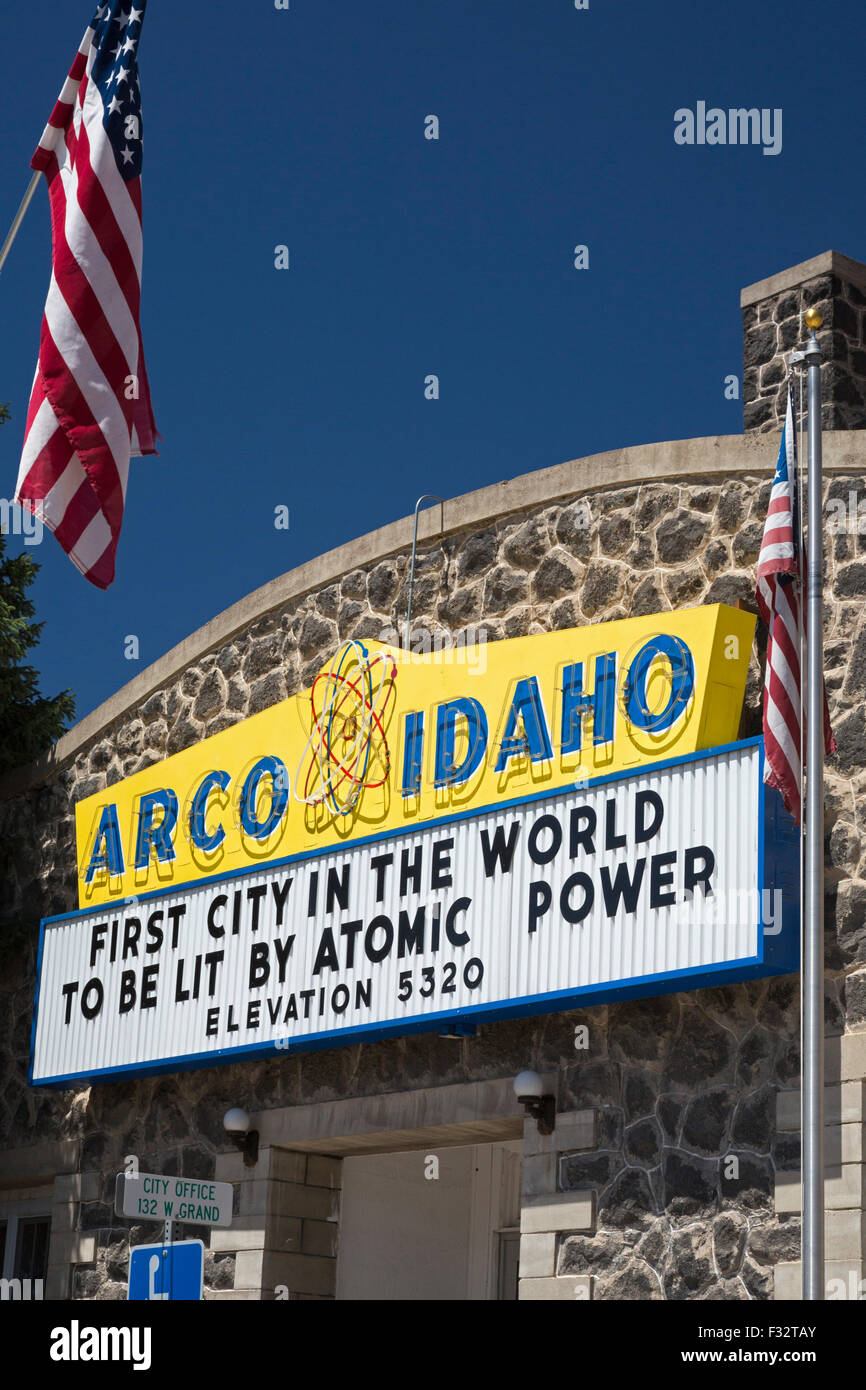 Arco, Idaho - Zeichen erinnert an 17. Juli 1955 als Arco die erste Stadt, die mit Kernenergie betrieben wurde. Stockfoto