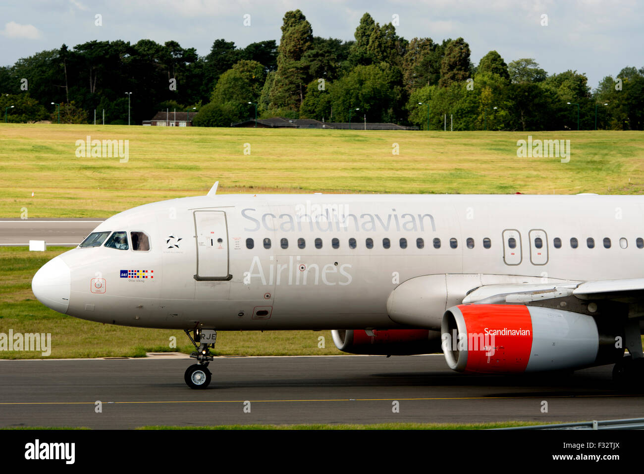 SAS Airbus A320 (SE-RJE) Rollen am Flughafen Birmingham, UK Stockfoto