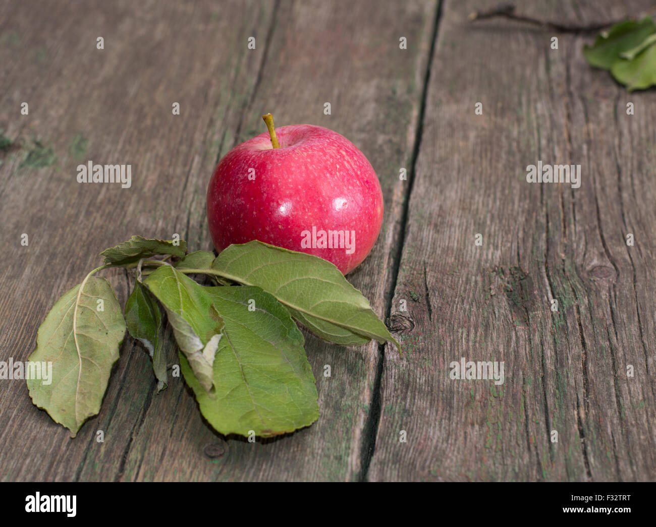 Stillleben, die rote Apfel mit verziert lässt auf eine Tabelle Stockfoto