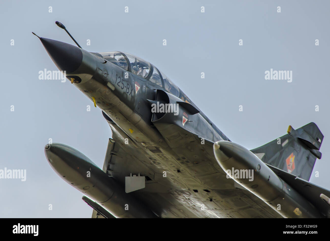 Das französische Air Force Ramex Delta Display Team fliegt ein Paar Mirage 2000N Jet Nuklearbomber. Nahaufnahme eines einzelnen Strahls Stockfoto