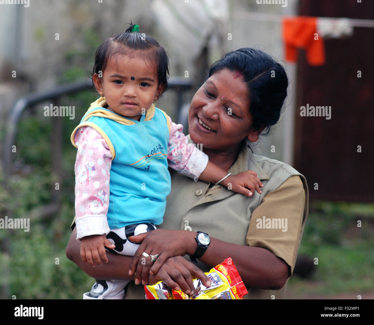 Indische Frau mit Kind. Stockfoto