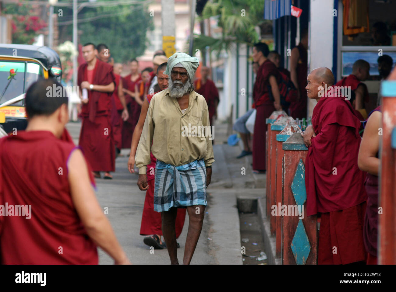 Inder in den Straßen von Kloster Sera Jey. Stockfoto