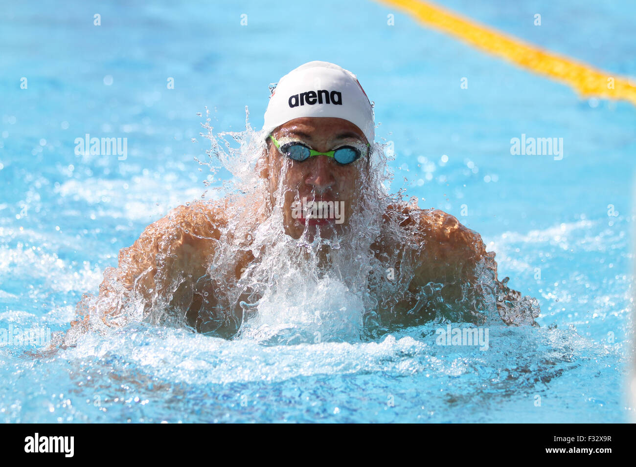 ISTANBUL, Türkei - 16. August 2015: Unbekannter Konkurrent schwimmt bei der Turkcell türkische Swimming Championship in Enka Sport C Stockfoto