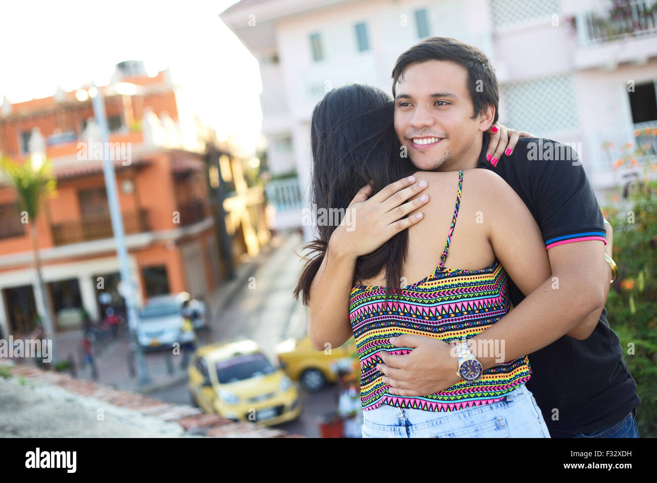 junges Paar umarmt in der Straße von Cartagenna, Kolumbien. Stockfoto